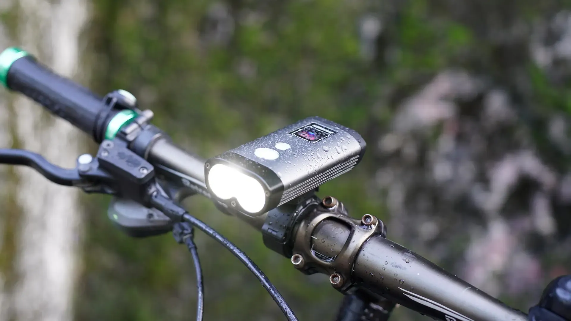 RAVEMEN PR1400 fietsvoorlamp met anti-verblinding en display